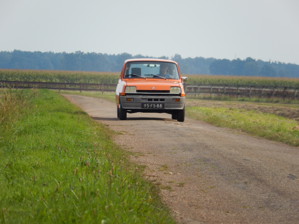 renault-5-orange